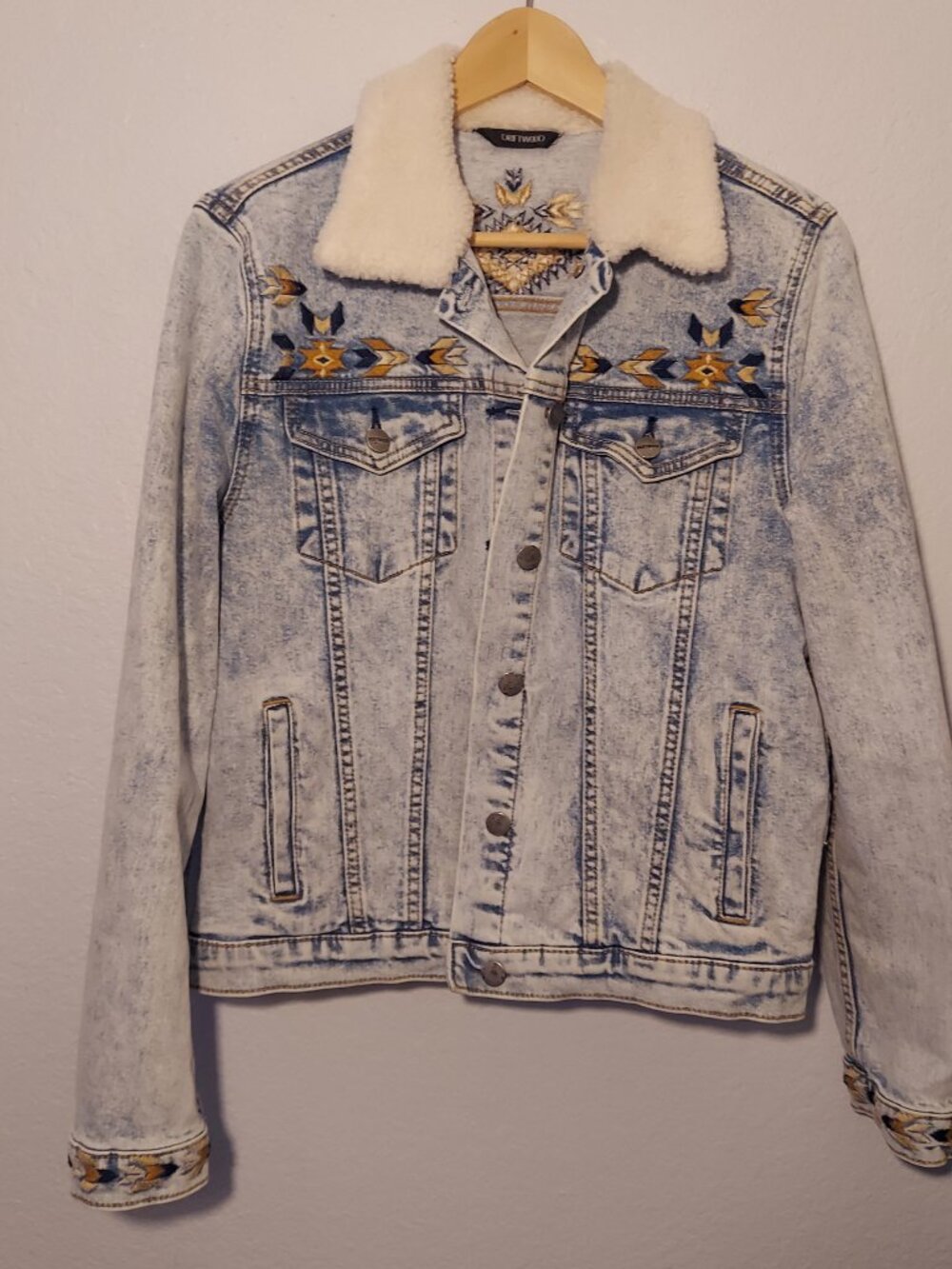 Driftwood Embroidered Denim Jacket Sherpa Collar Western Aztec Acid Wash Trucker - Picture 2 of 13